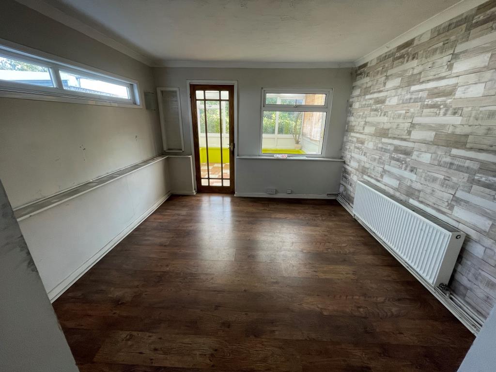 Lot: 88 - FIRE-DAMAGED DETACHED BUNGALOW - Dining room with access to conservatory